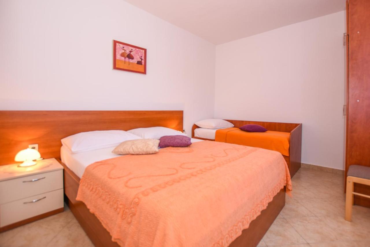 Apartmani Marija Ljubica Pag Town Exterior photo